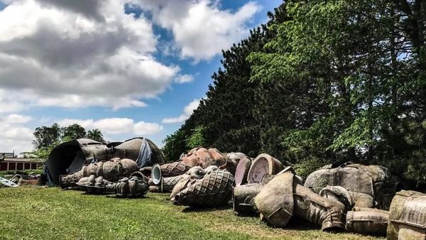 Bukan di Negeri Dongeng, Ini Cuma di Halaman Belakang Pabrik