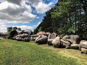 Bukan di Negeri Dongeng, Ini Cuma di Halaman Belakang Pabrik