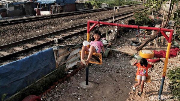 Taman Bermain di Pinggir Rel Kereta Api, Aman atau Berbahaya?