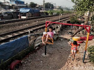 Taman Bermain di Pinggir Rel Kereta Api, Aman atau Berbahaya?