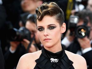 Absen di Met Gala 2018, Kristen Stewart Memesona di Cannes Film Festival