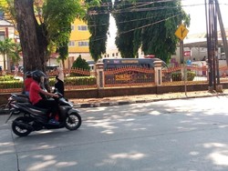 Mobil Ambulans Keluar-Masuk RS Bhayangkara