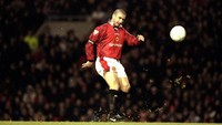 Eric Cantona didatangkan dari Leeds dengan nilai transfer 1,2 juta pound. Selama lima musim di MU, Cantona mencetak 82 gol. Tapi dampak Cantona tak bisa diukur dengan statistik. Foto: Mark Thompson/Allsport Eric Cantona didatangkan dari Leeds dengan nilai transfer 1,2 juta pound. Selama lima musim di MU, Cantona mencetak 82 gol. Tapi dampak Cantona tak bisa diukur dengan statistik. Foto: Mark Thompson/Allsport