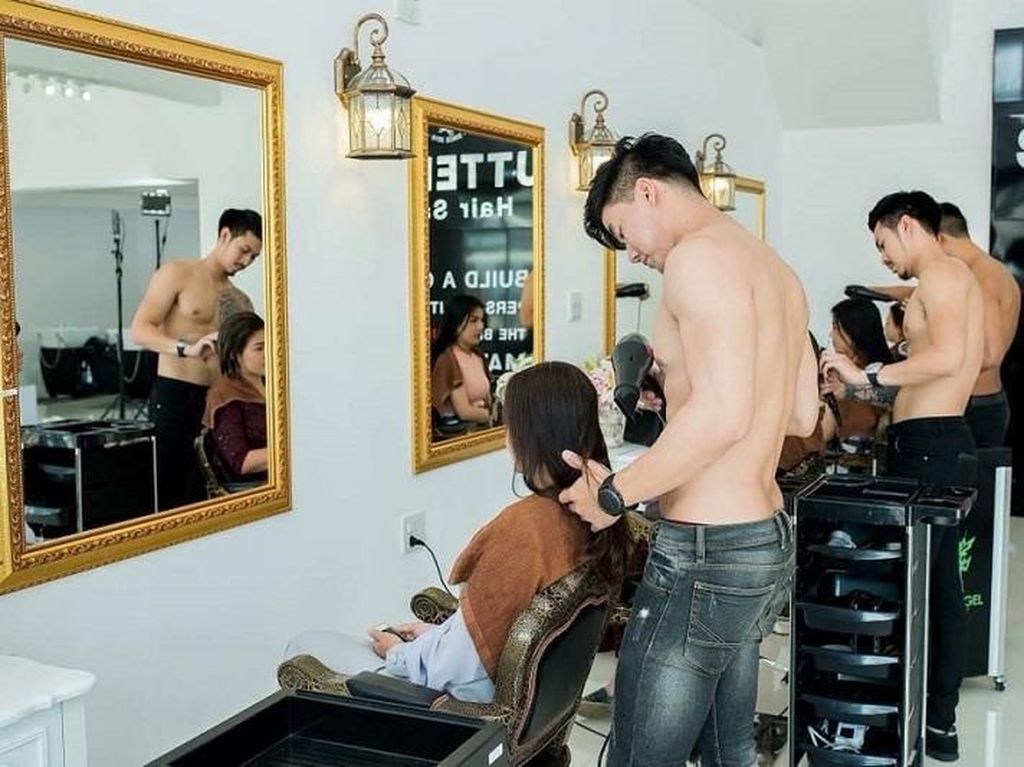 Nyalon Sambil Cuci Mata! Salon Ini Punya Hairstylist Ganteng Telanjang Dada Nyalon Sambil Cuci Mata! Salon Ini Punya Hairstylist Ganteng Telanjang Dada