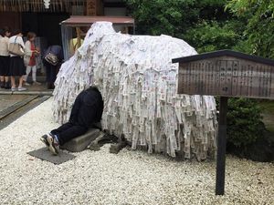 Kuil Batu Ini Konon Bisa Perbaiki Atau Memutuskan Hubungan