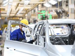 Pasar Lesu, Pabrikan Mobil Diminta Tak Tambah Karyawan Kontrak di RI