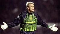 Legenda di MU, Peter Schmeichel juga pernah menjalani momen-momen bersama City. Schmeichel delapan musim memperkuat MU, lalu sempat bermain di Sporting dan Aston Villa. Kiper asal Denmark ini lalu bermain untuk City di penghujung karier dan pensiun di sana. Selama tampil di derby Manchester, Schmeichel tak pernah merasakan kekalahan. (Foto: Shaun Botterill/Allsport)