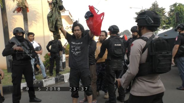 Detik-detik napi teroris menyerah di Mako Brimob