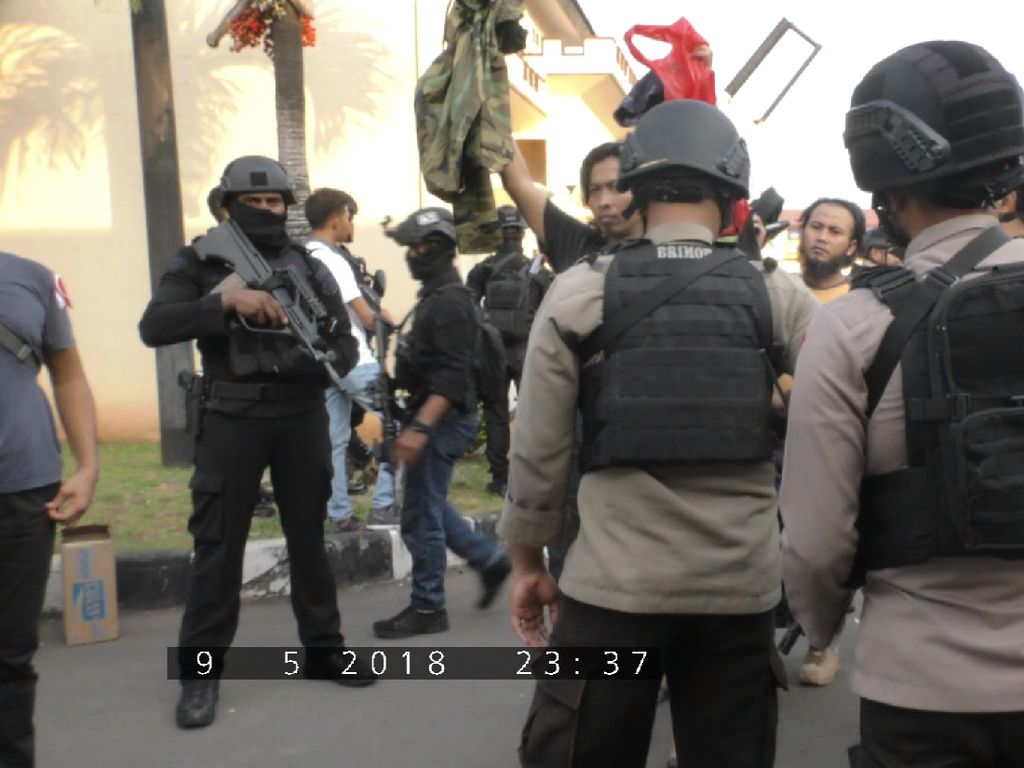 Kompolnas Apresiasi Polisi yang Tetap Dingin Hadapi Teroris Kompolnas Apresiasi Polisi yang Tetap Dingin Hadapi Teroris
