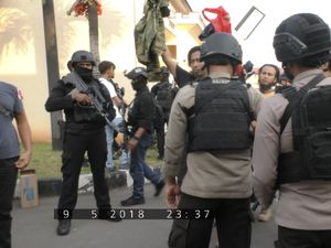 Kompolnas Apresiasi Polisi yang Tetap Dingin Hadapi Teroris Kompolnas Apresiasi Polisi yang Tetap Dingin Hadapi Teroris