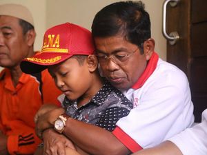 Pelukan Mensos untuk Putra Aipda Denny, Korban Rusuh Mako Brimob Pelukan Mensos untuk Putra Aipda Denny, Korban Rusuh Mako Brimob