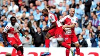Queens Park Rangers yang promosi sebagai juara Championship musim 2010/2011 malah kesulitan. Mereka baru bisa memastikan selamat di pekan terakhir saat kalah 2-3 dari Manchester City. Itu karena Bolton Wanderers gagal mengalahkan Stoke City. (Shaun Botterill/Getty Images)