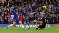 Meski tampil begitu dominan, Chelsea tak mampu menjebol gawang Huddersfield di babak pertama. Foto: Hannah Mckay/Reuters