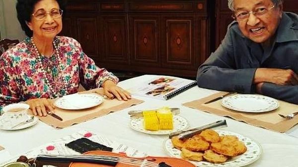 Resmi Dilantik Jadi PM Malaysia, Ini Pose Santai Mahathir Mohammad Saat Makan