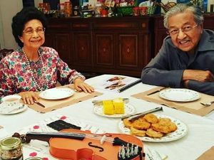 Resmi Dilantik Jadi PM Malaysia, Ini Pose Santai Mahathir Mohammad Saat Makan