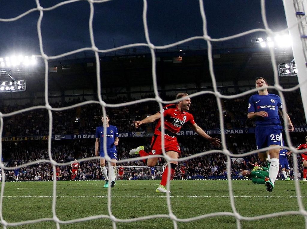 Pesta Kecil Huddersfield di Atas Kekecewaan Chelsea Pesta Kecil Huddersfield di Atas Kekecewaan Chelsea
