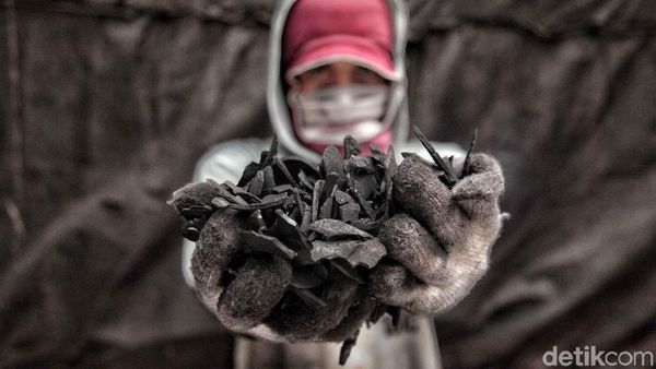 Yuk! Lihat Proses Pembuatan Arang Batok Kelapa
