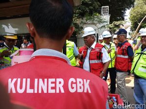 Aksi Menteri Basuki Jajan Kopi Saat Cek Kesiapan Asian Games