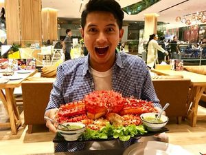Ini Gaya Keren Chand Kelvin Saat Makan Pecel Ayam hingga Kepiting Jumbo