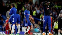 Sebaliknya, para pemain Chelsea tampak kecewa karena gagal menang. Foto: Matthew Childs/Action Images via Reuters