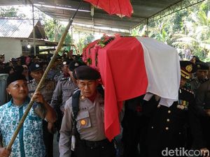 Jenazah Briptu Wahyu Dimakamkan Secara Militer di Kebumen