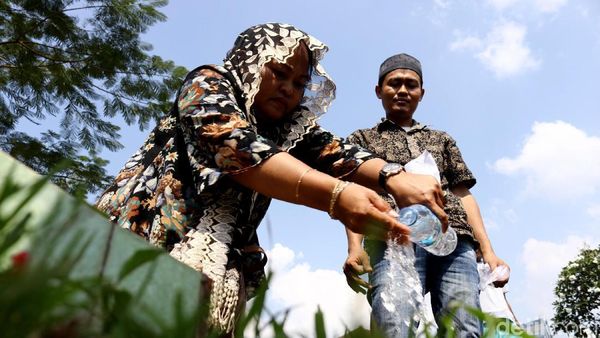 Jelang Ramadan, TPU Karet Bivak Ramai Peziarah