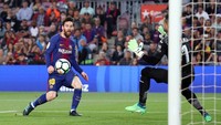 Ini menjadi gol ke-34 Messi di Liga Spanyol musim ini. (Albert Gea/Reuters)