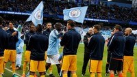 Sebelum kick-off, sebuah guard of honor dilakukan para pemain dan staf pelatih City untuk Yaya Toure.  (Foto: Andrew Yates/Reuters)