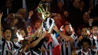 Foto: Juventus Angkat Trofi Coppa Italia