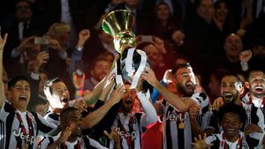 Foto: Juventus Angkat Trofi Coppa Italia