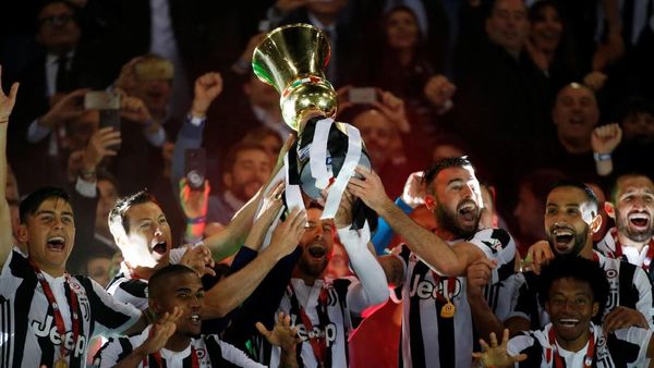 Foto: Juventus Angkat Trofi Coppa Italia
