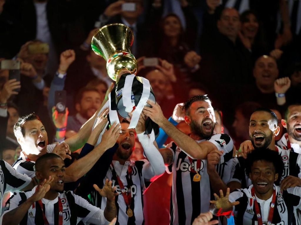 Foto: Juventus Angkat Trofi Coppa Italia Foto: Juventus Angkat Trofi Coppa Italia