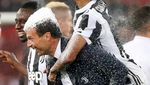 Foto: Juventus Angkat Trofi Coppa Italia