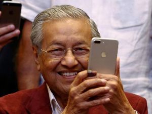 Pelantikan Mahathir Mohamad Jadi PM Baru Malaysia Ditunda
