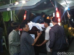 Isak Tangis Mewarnai Saat Jenazah Briptu Wahyu Tiba di Kebumen