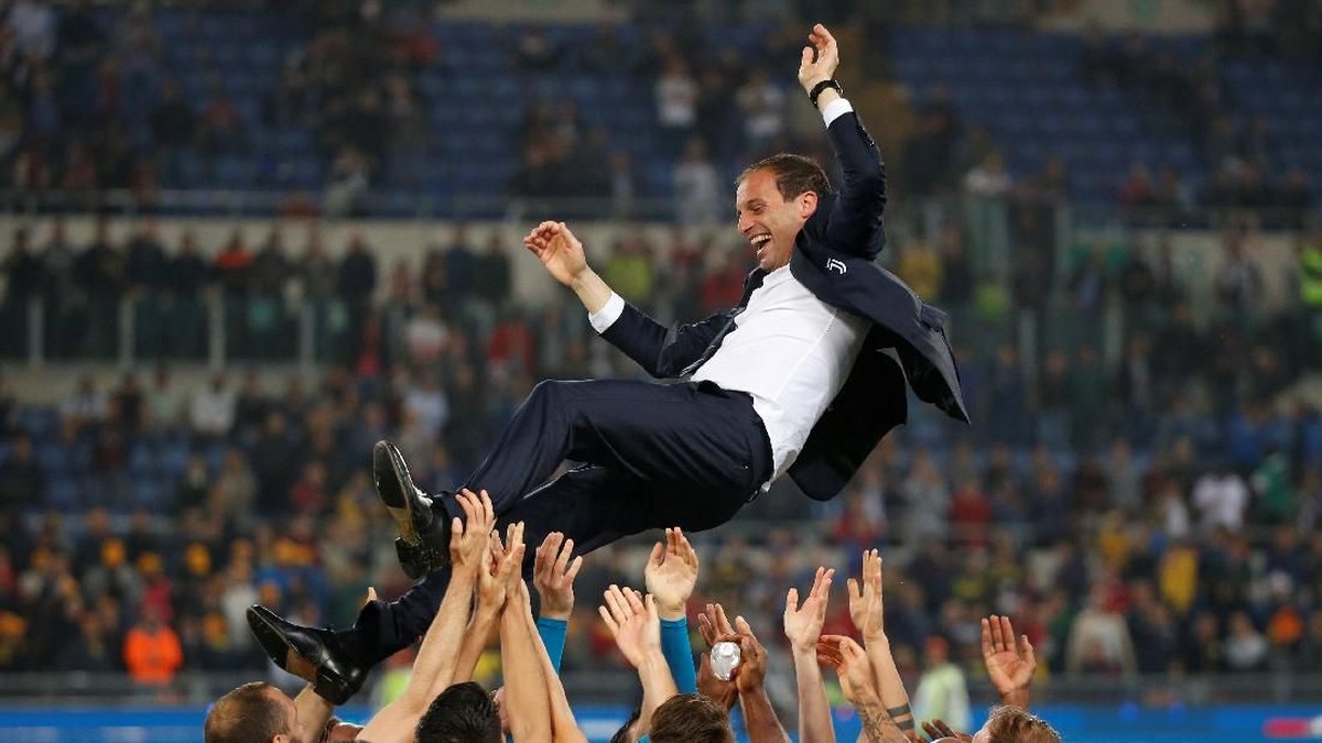 Massimiliano Allegri dilempar ke udara oleh para pemainnya usai Juventus juara Coppa Italia. (Foto: Stefano Rellandini/REUTERS)