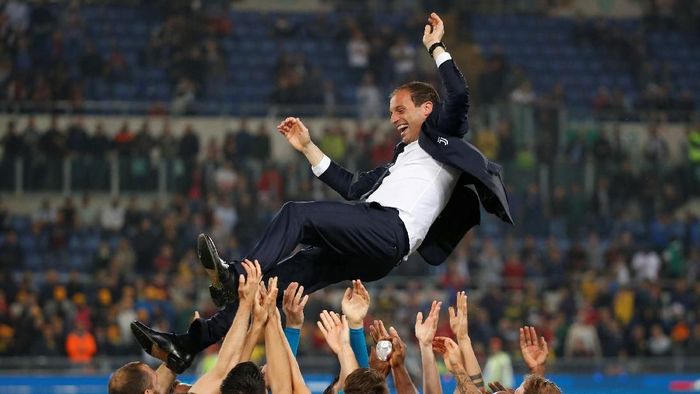 Massimiliano Allegri dilempar ke udara oleh para pemainnya usai Juventus juara Coppa Italia. (Foto: Stefano Rellandini/REUTERS) Massimiliano Allegri dilempar ke udara oleh para pemainnya usai Juventus juara Coppa Italia. (Foto: Stefano Rellandini/REUTERS)