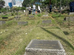 Jelang Ramadan, Peziarah Padati TPU Karet Bivak