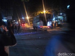 Kendaraan dan Truk Bawa Personel Polisi Masuk ke Mako Brimob