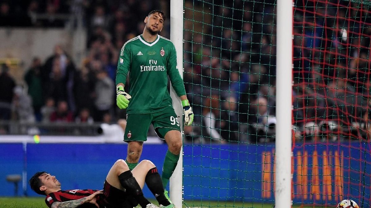 Gianluigi Donnarumma melakukan dua blunder fatal di final Coppa Italia. (Foto: Alberto Lingria/ REUTERS)