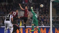 Gol bunuh diri Nikola Kalinic di menit ke-76 menambah suram malam Milan. Gol tersebut jadi gol terakhir di laga ini, memastikan Juventus menang 4-0. (Foto: Alberto Lingria/ REUTERS)