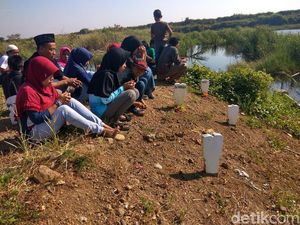 Tradisi Warga Sidoarjo Ziarah Makam Leluhur yang Ditelan Lumpur