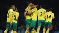 Setelah lama tak ada tiga tim promosi yang bertahan, catatan buruk itu berakhir di 2011/2012. Norwich City berhasil finis posisi ke-12 setelah promosi sebagai runner-up Championship semusim sebelumnya. (Jamie McDonald/Getty Images)