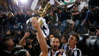 Juventus merayakan trofi bersama para fansnya. Selamat Juventus! (Foto: Stefano Rellandini/REUTERS)