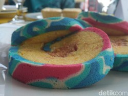 Unik, Kue Gulung Ini Bermotif Batik Mega Mendung