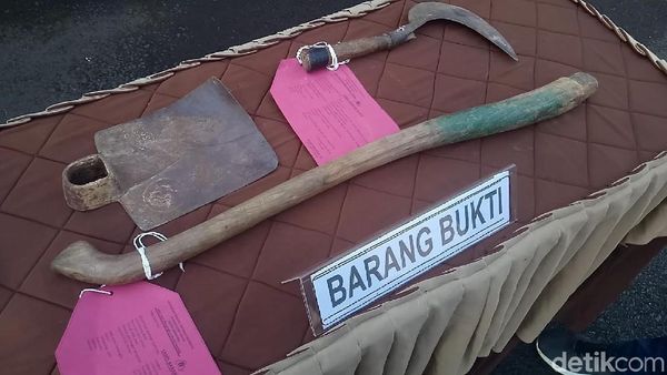 Foto: Penampakan Cangkul Maut Dipakai Pria Bantai Ibu-Istri