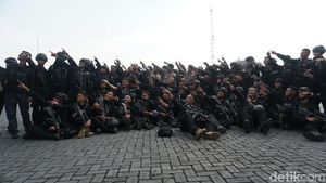 Foto: Ekspresi Syukur Anggota Brimob Usai Berakhirnya Penyanderaan