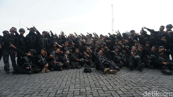 Foto: Ekspresi Syukur Anggota Brimob Usai Berakhirnya Penyanderaan