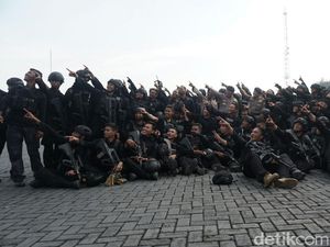 Foto: Ekspresi Syukur Anggota Brimob Usai Berakhirnya Penyanderaan Foto: Ekspresi Syukur Anggota Brimob Usai Berakhirnya Penyanderaan