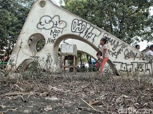 Taman Bermain di Cilincing Jakut Rusak Tak Terawat